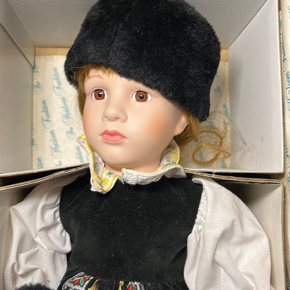 Heirloom International Doll Collection. - Picture 2 of 4